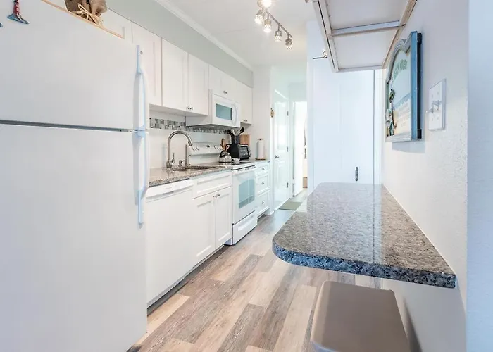 Apartment Stunning Ocean Views From 1 Bedroom Condo, Mid-town Location! *
