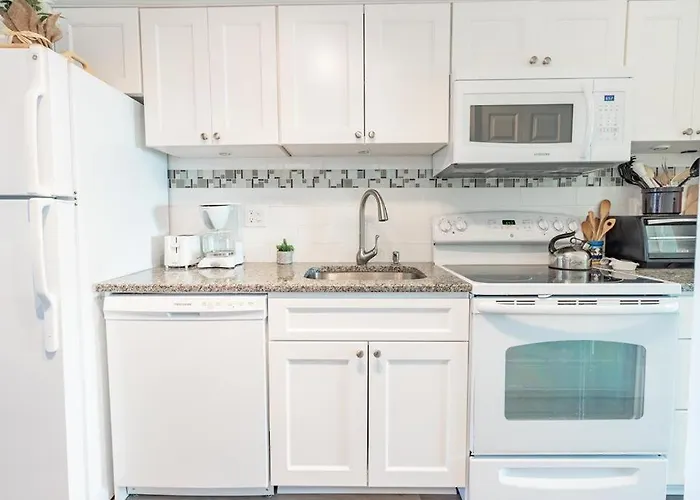 Stunning Ocean Views From 1 Bedroom Condo, Mid-town Location! *