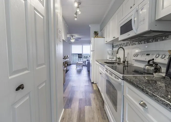 Apartment Stunning Ocean Views From 1 Bedroom Condo, Mid-town Location!