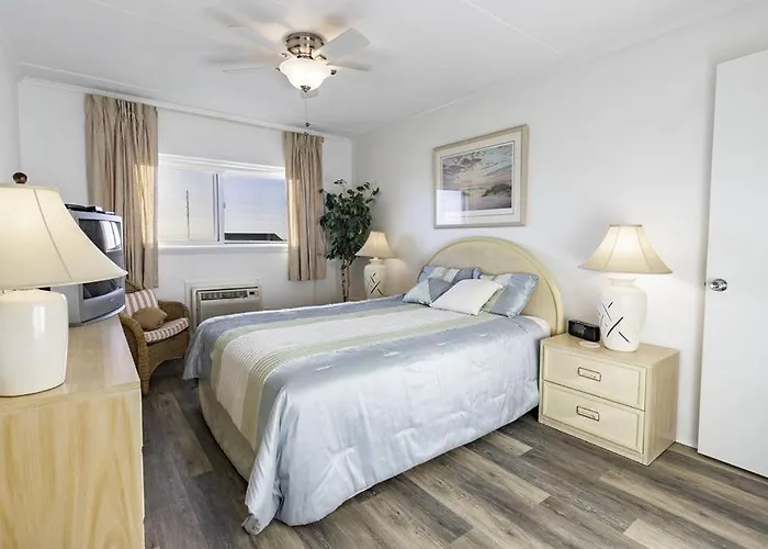 Apartment Stunning Ocean Views From 1 Bedroom Condo, Mid-town Location!