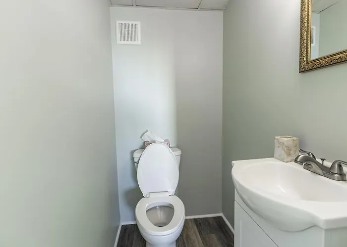 Stunning Ocean Views From 1 Bedroom Condo, Mid-town Location! Apartment