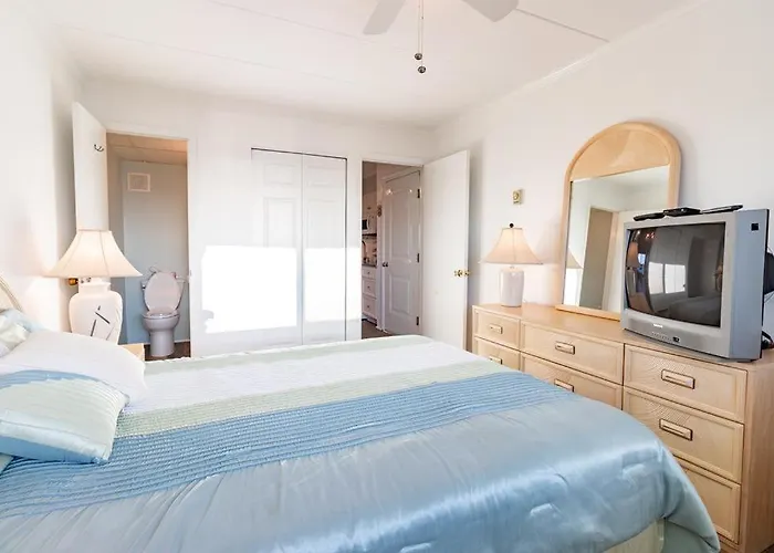 Apartment Stunning Ocean Views From 1 Bedroom Condo, Mid-town Location! *