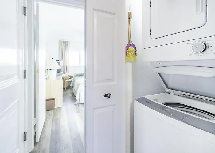 Apartment Stunning Ocean Views From 1 Bedroom Condo, Mid-town Location! *