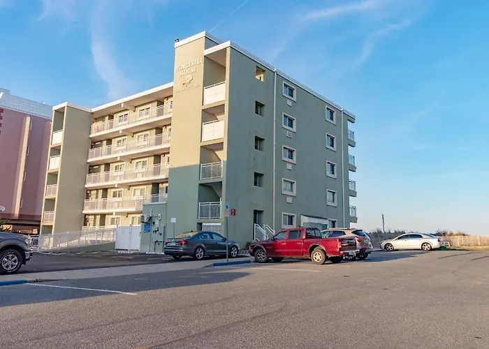 Apartment Stunning Ocean Views From 1 Bedroom Condo, Mid-town Location! *
